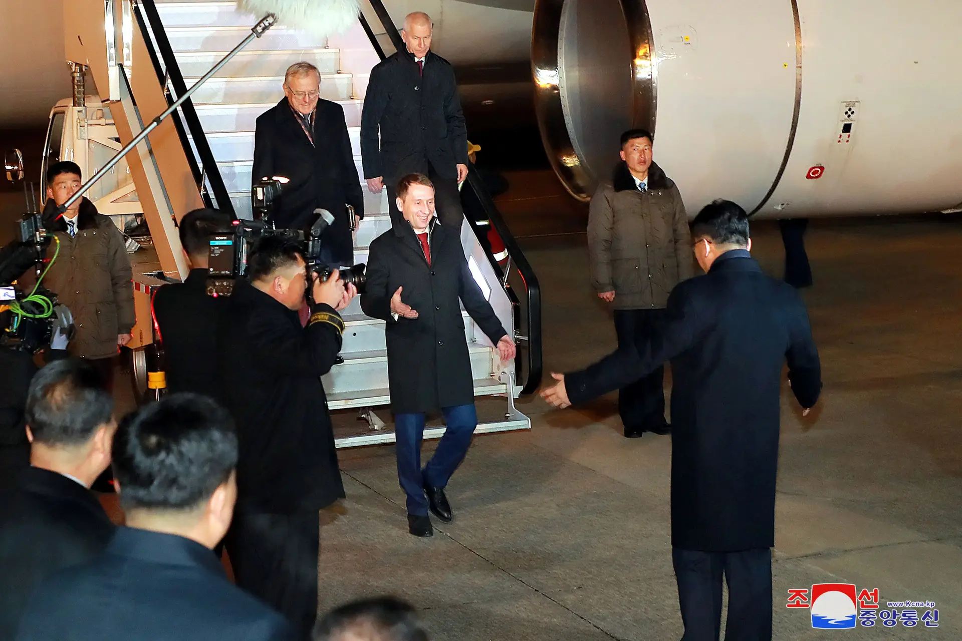 Comitiva russa chega a Pyongyang