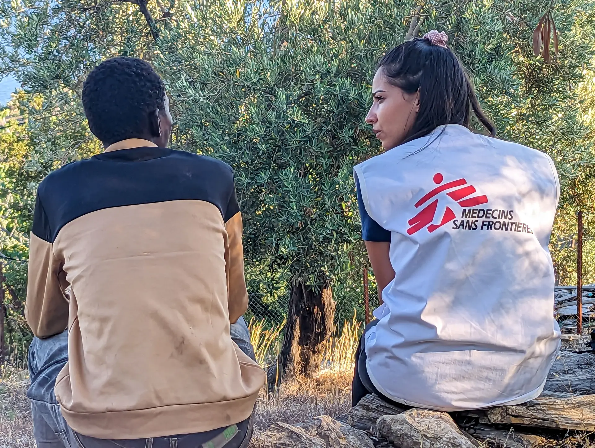 Relatos de migrantes na Grécia: “Pisaram até uma senhora no estômago e espancaram-na”