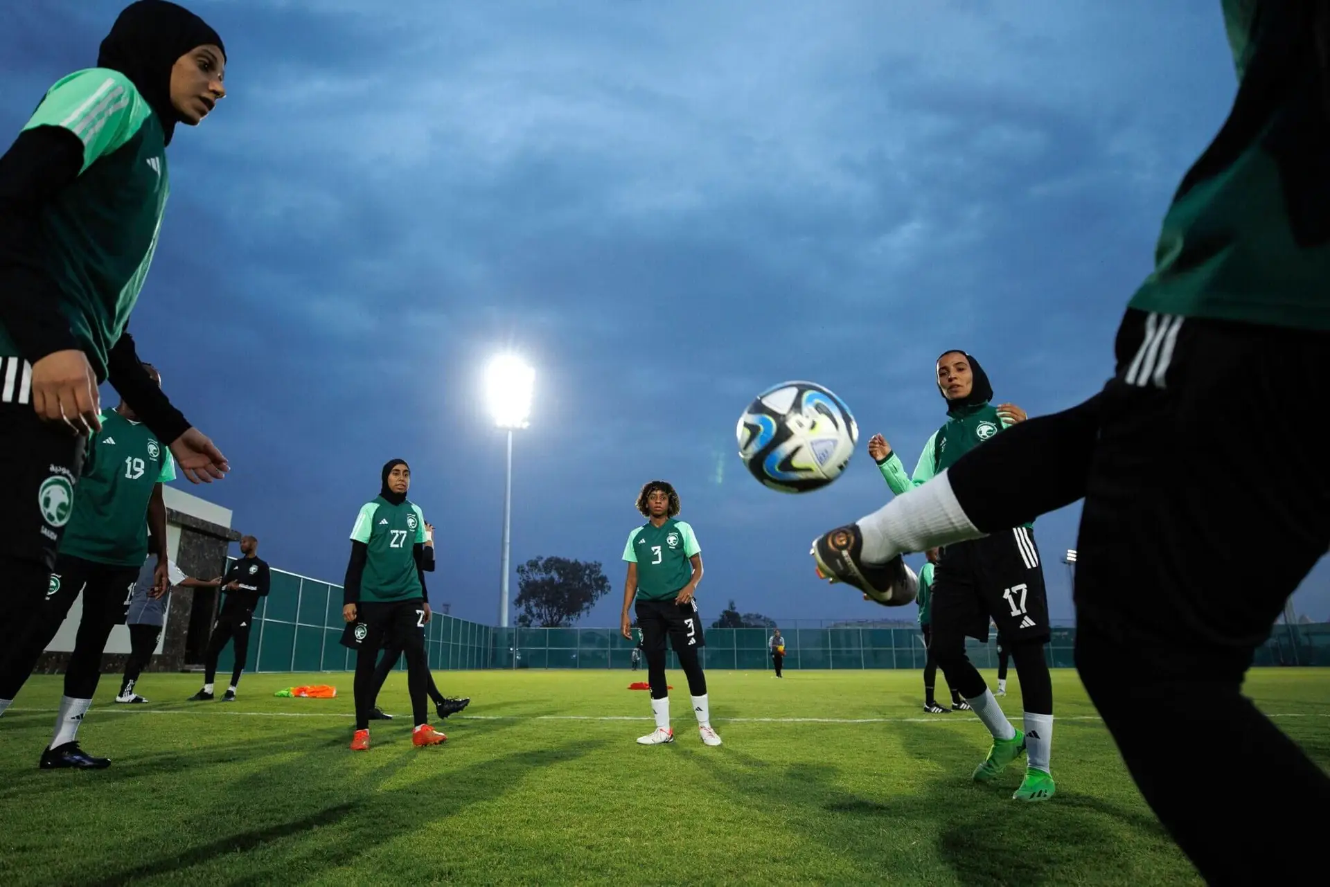 Maioria das mulheres joga futebol com hijab e corpo tapado na Arábia Saudita
