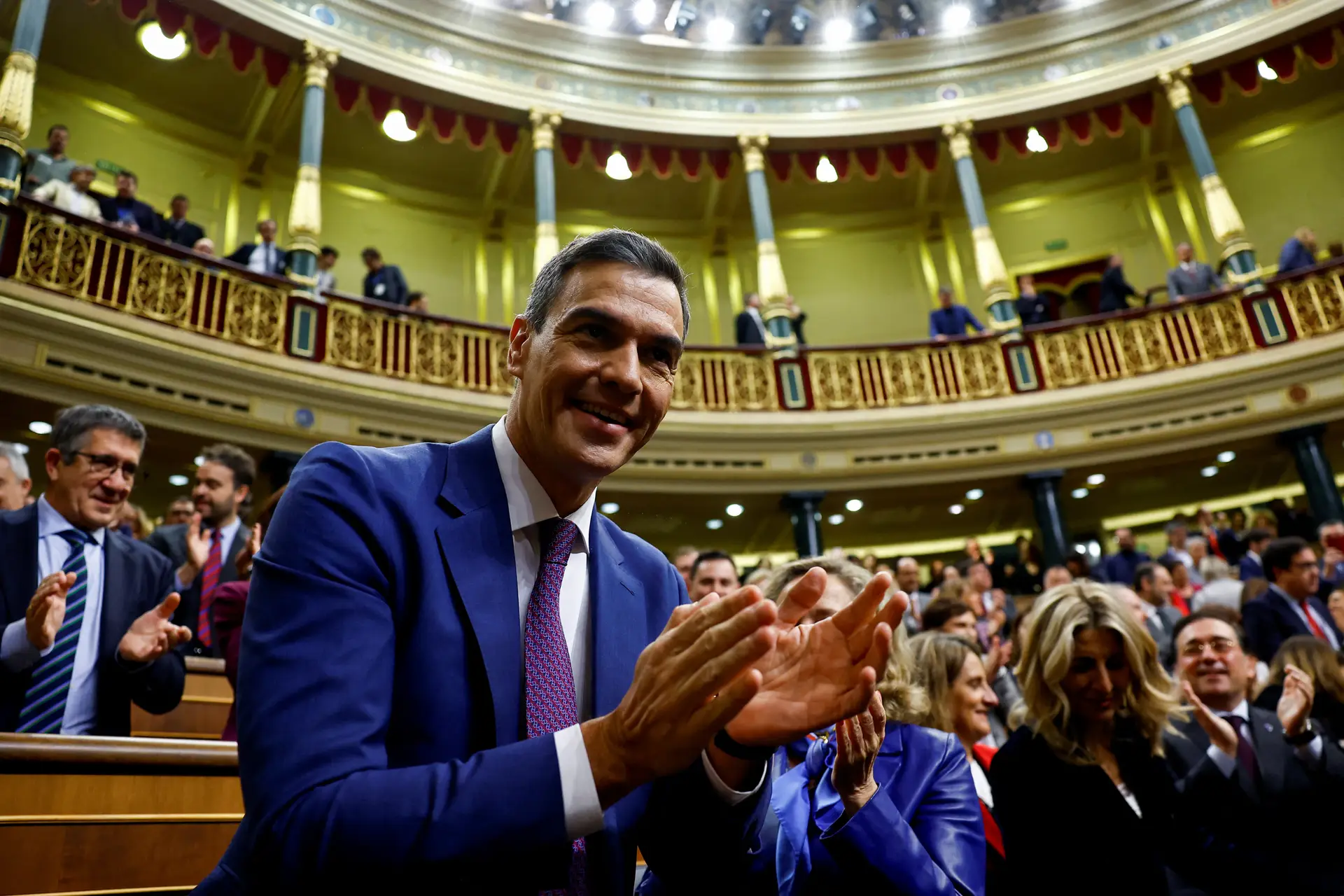 España: Pedro Sánchez reelegido jefe de Gobierno, tras acuerdos polémicos
