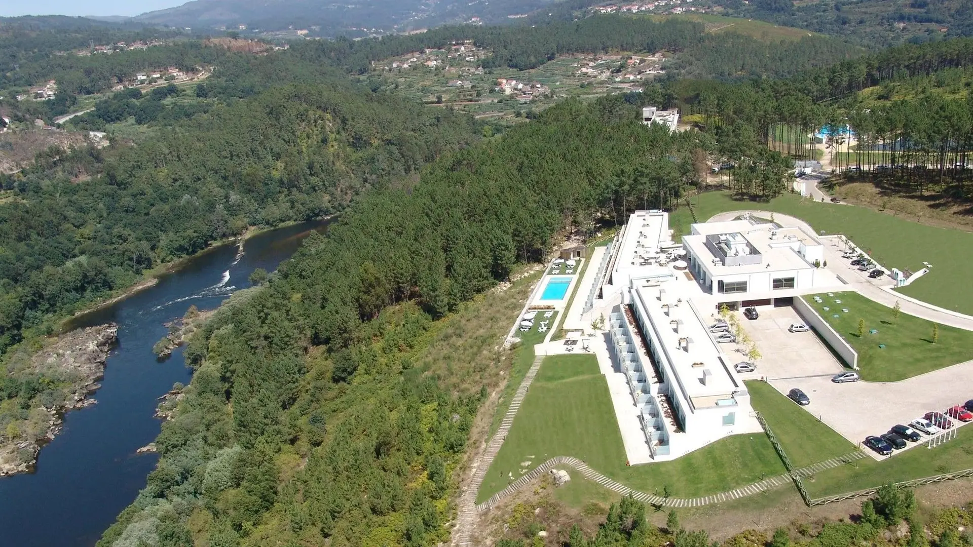 André Marques nada com pet em piscina de casa no Rio - Quem