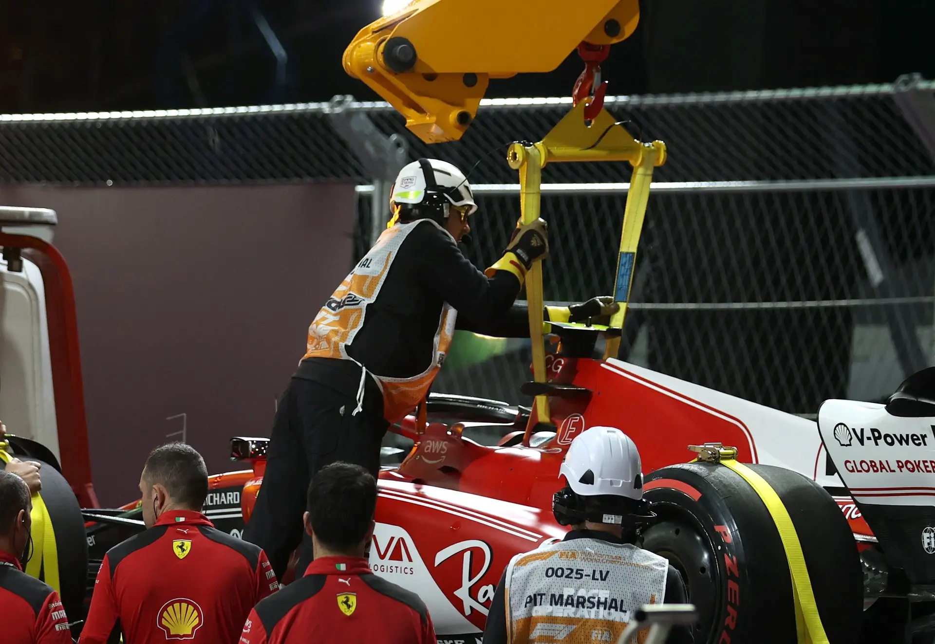 Carro do piloto Carlos Sainz a ser rebocado em Las Vegas