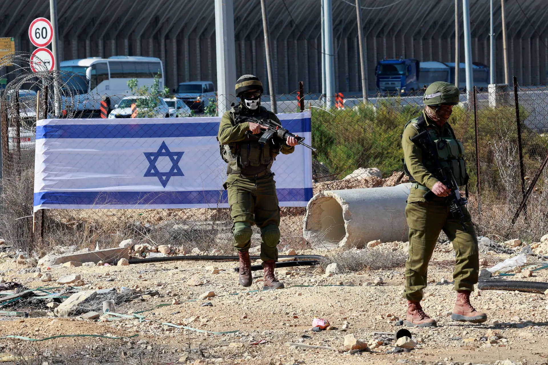Homem faz-se passar por soldado, junta-se ao exército israelita e rouba várias armas