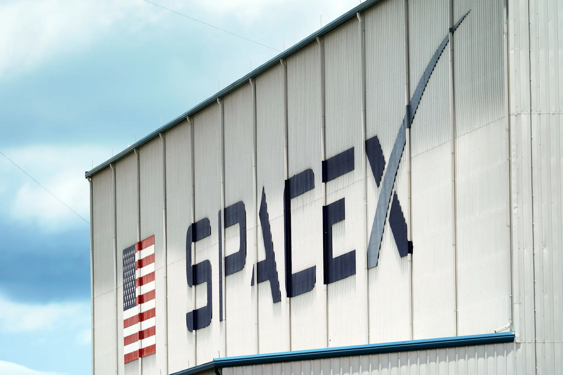 Mega foguetão de Elon Musk volta a explodir minutos após lançamento
