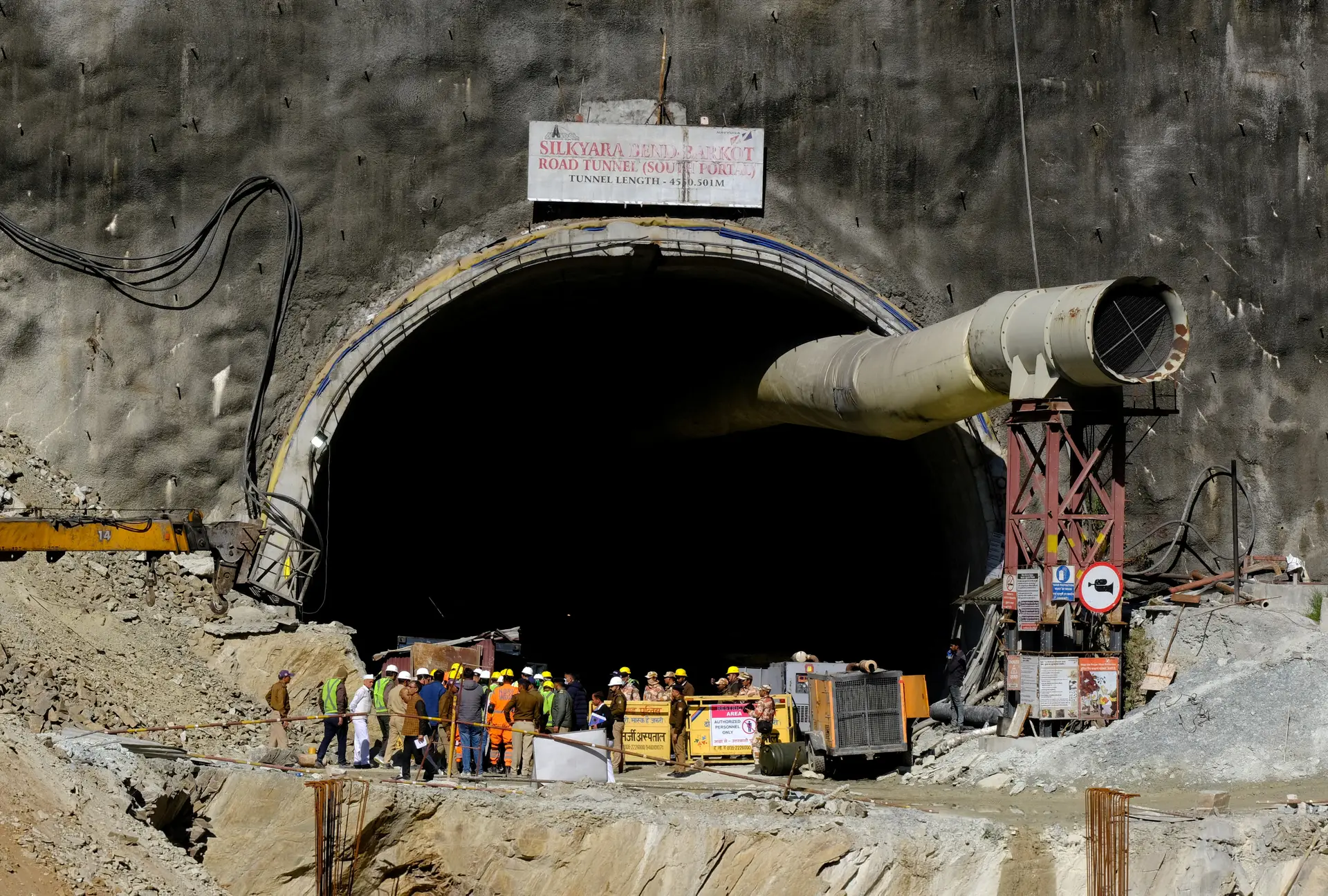 Quarenta trabalhadores presos há sete dias num túnel rodoviário na Índia