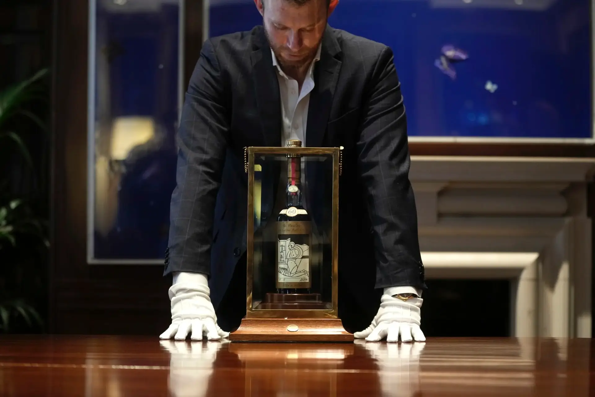 Garrafa de whisky The Macallan 1926 vendida por valor recorde
