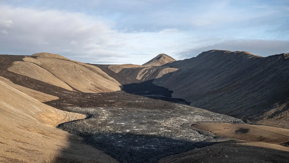 O vulcão em Grindavik, Islândia,  está a ser monitorizado. Os especialistas dizem que há uma "probabilidade significativa" de erupção ao longo do túnel de magma de 15 quilómetros