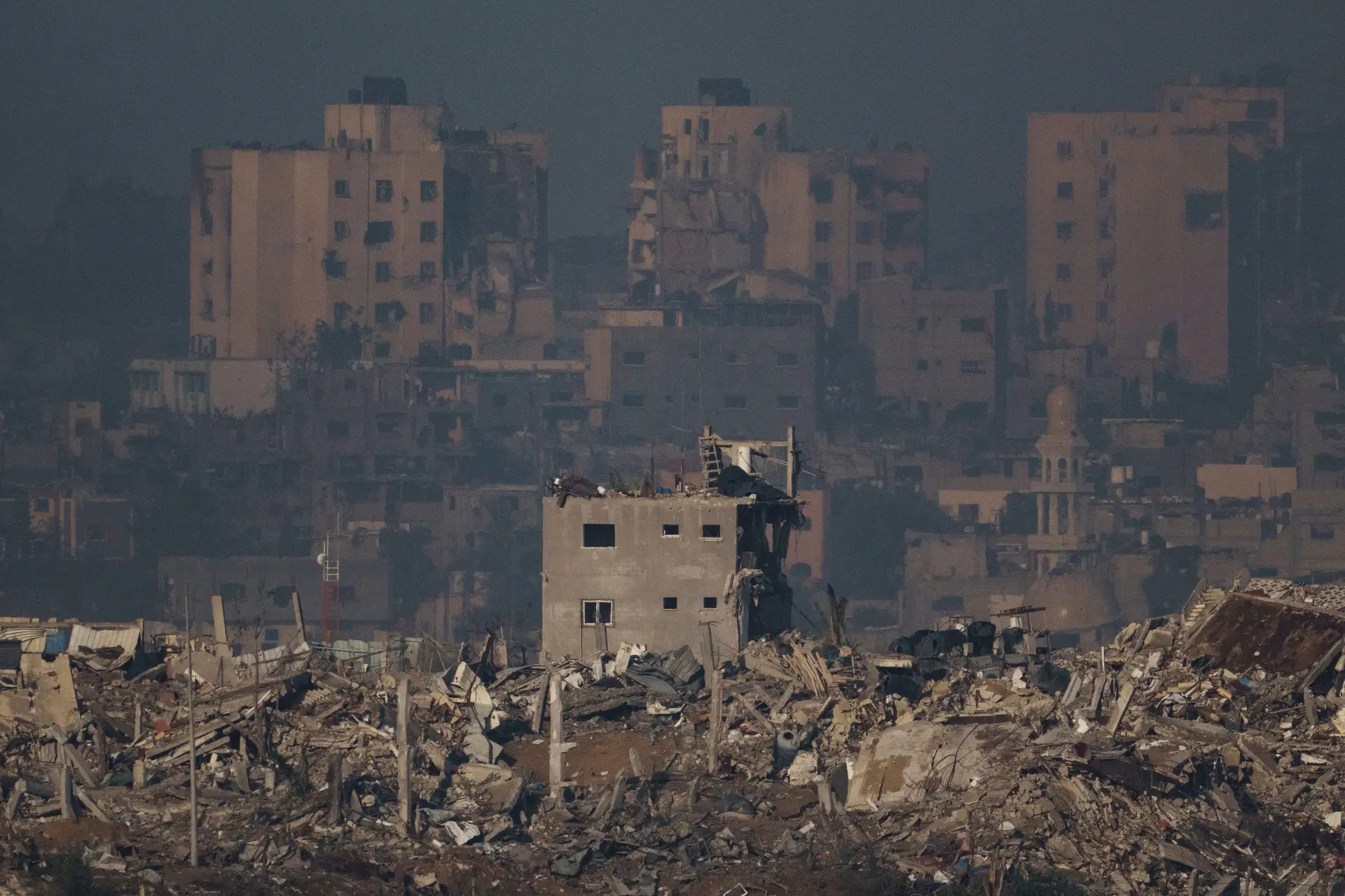 Ataques israelitas a hospital de Gaza fazem pelo menos 12 mortos