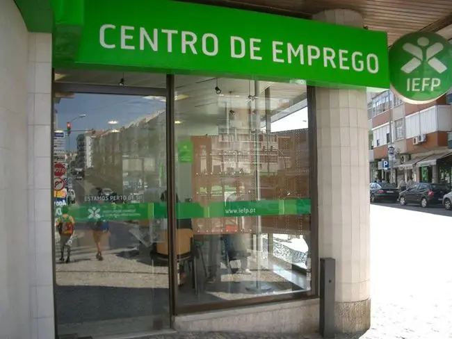 Número de desempregados em outubro sobe para mais de 303 mil