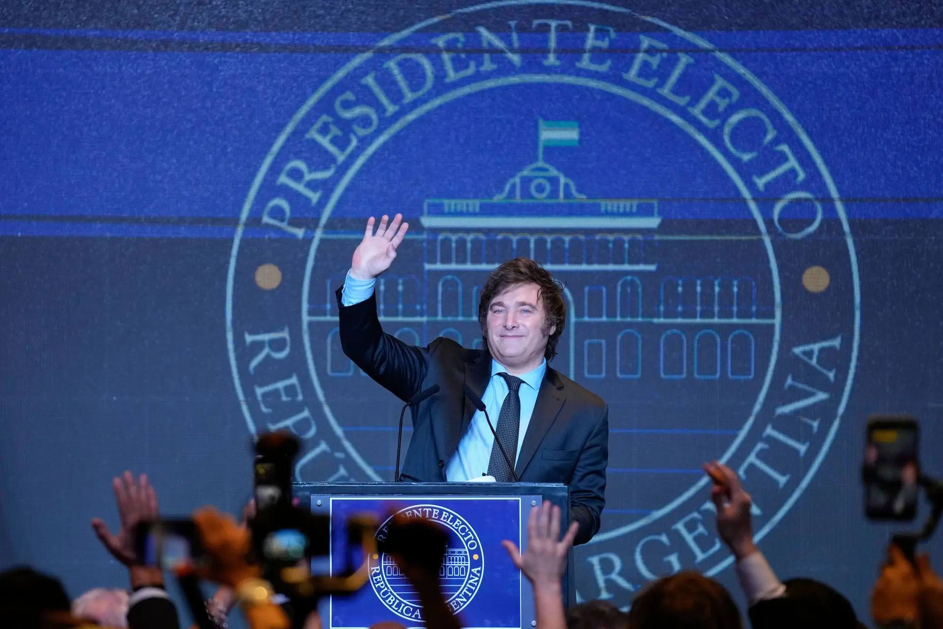 Novo Presidente da Argentina promete "fim da decadência" e reconstrução" do país