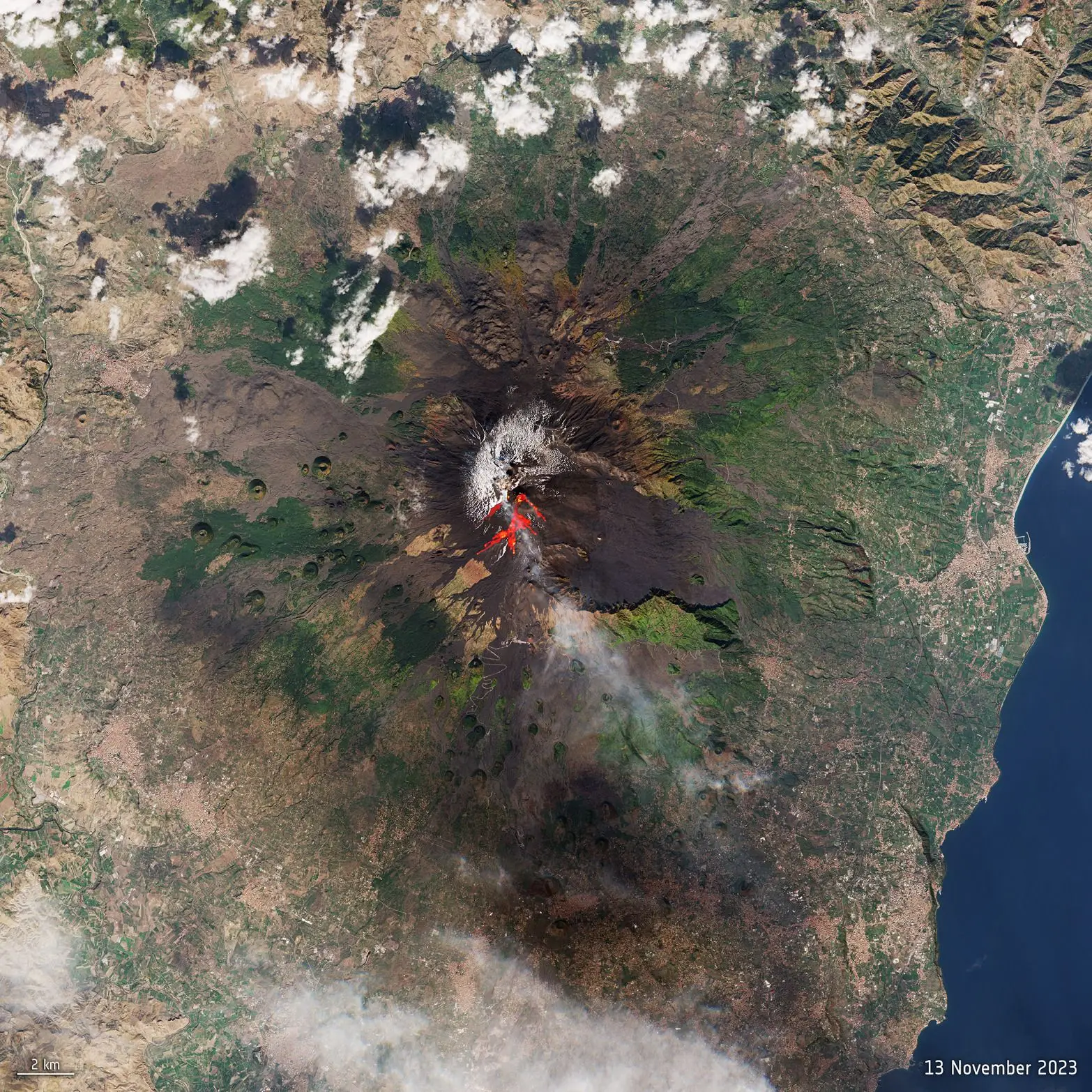 Um dos vulcões mais ativos do mundo, o Monte Etna, entrou de novo em erupção, expelindo lava e nuvens de cinzas sobre a ilha mediterrânea da Sicília como mostra esta imagem captada a 13 de novembro pela missão Copernicus Sentinel-2. O Monte Etna não é o único vulcão sob vigilância na Europa. A Islândia também se prepara para uma erupção vulcânica iminente, vários terramotos têm sido registados na cidade de Grindavik à medida que um túnel de magma se forma sob a região, o que obrigou à retirada dos habitantes.