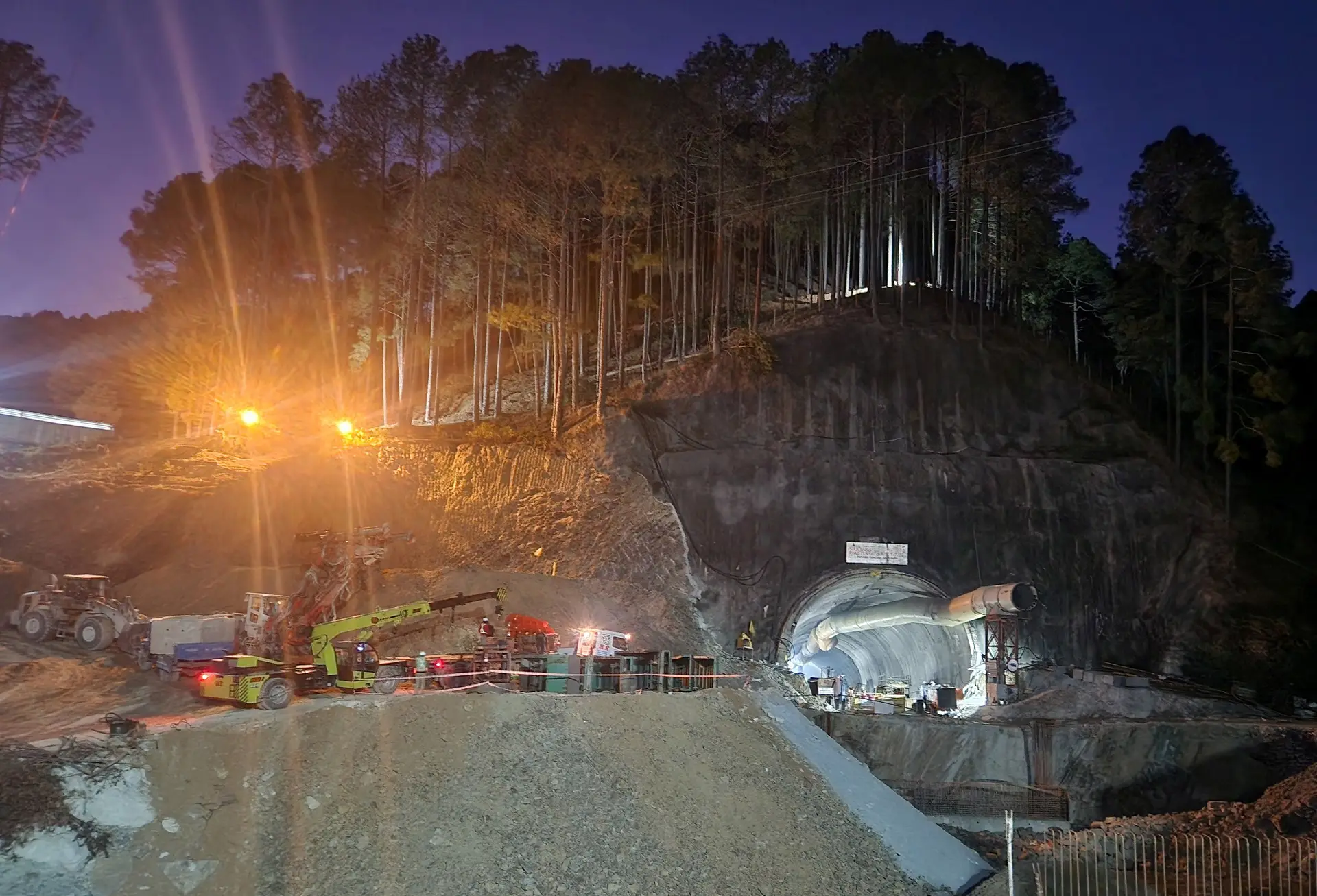 Trabalhadores presos em túnel que desabou na Índia começam a receber refeições quentes