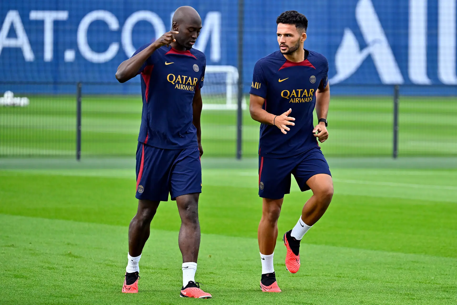 'Agora, en français': Danilo dá aula divertida a Gonçalo Ramos