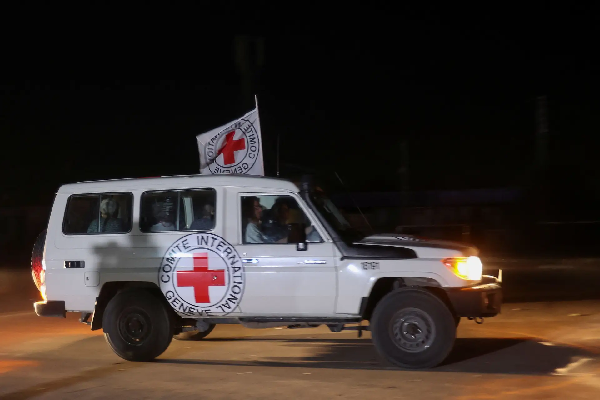 Tréguas Israel-Hamas: novas libertações de reféns e de prisioneiros aguardadas este sábado