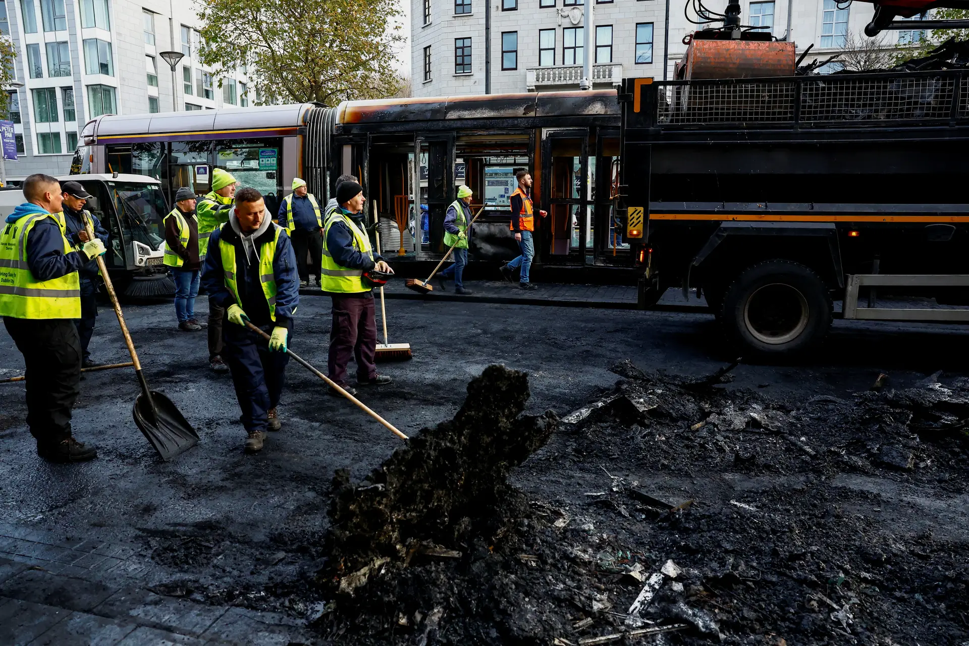 Dezenas de detidos após noite de tumultos em Dublin