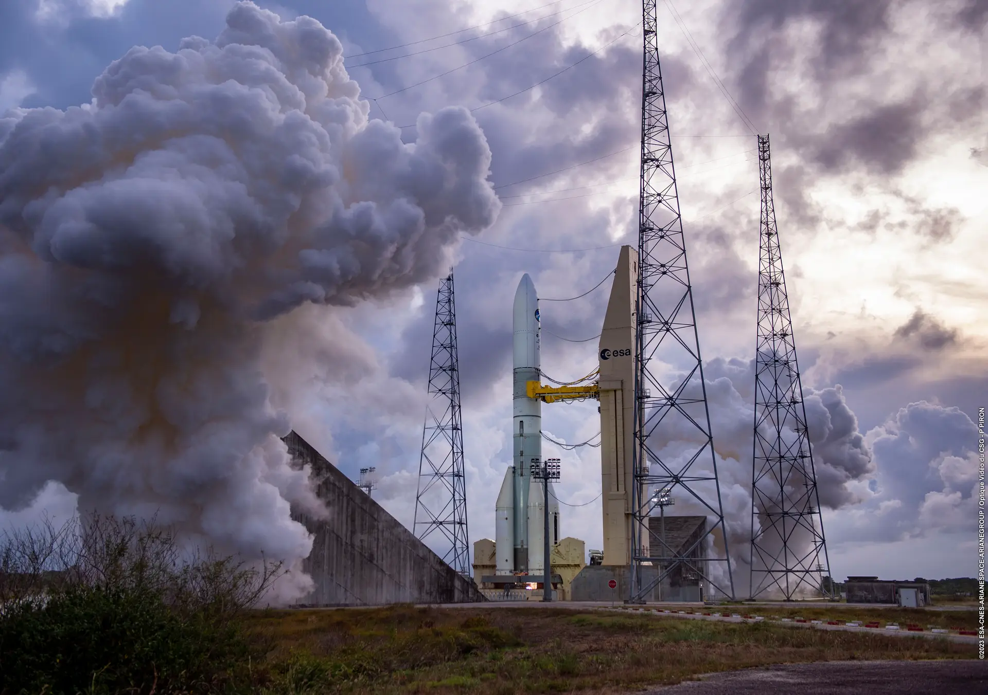 Na plataforma de lançamento em Kourou, na Guiana Francesa, este modelo do Ariane 6 foi submetido a um teste combinado de fogo quente (combined test hot-fire - CTHF) – durante sete dias. Num voo real, este motor Vulcain 2.1. impulsionaria o novo foguetão de carga pesada da ESA de 62 m de altura da Terra para o espaço. Neste teste a 23 de novembro, o foguetão permaneceu no solo, mas o seu motor queimou 150.000 kg de oxigénio líquido super-arrefecido e hidrogénio - combustível que utilizaria durante um voo real.