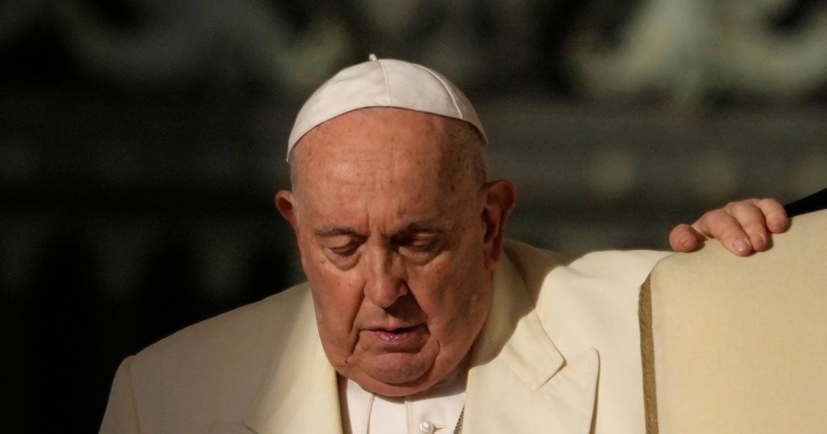 O que é uma pneumonia bilateral, a infeção que agrava o estado de saúde do Papa Francisco?