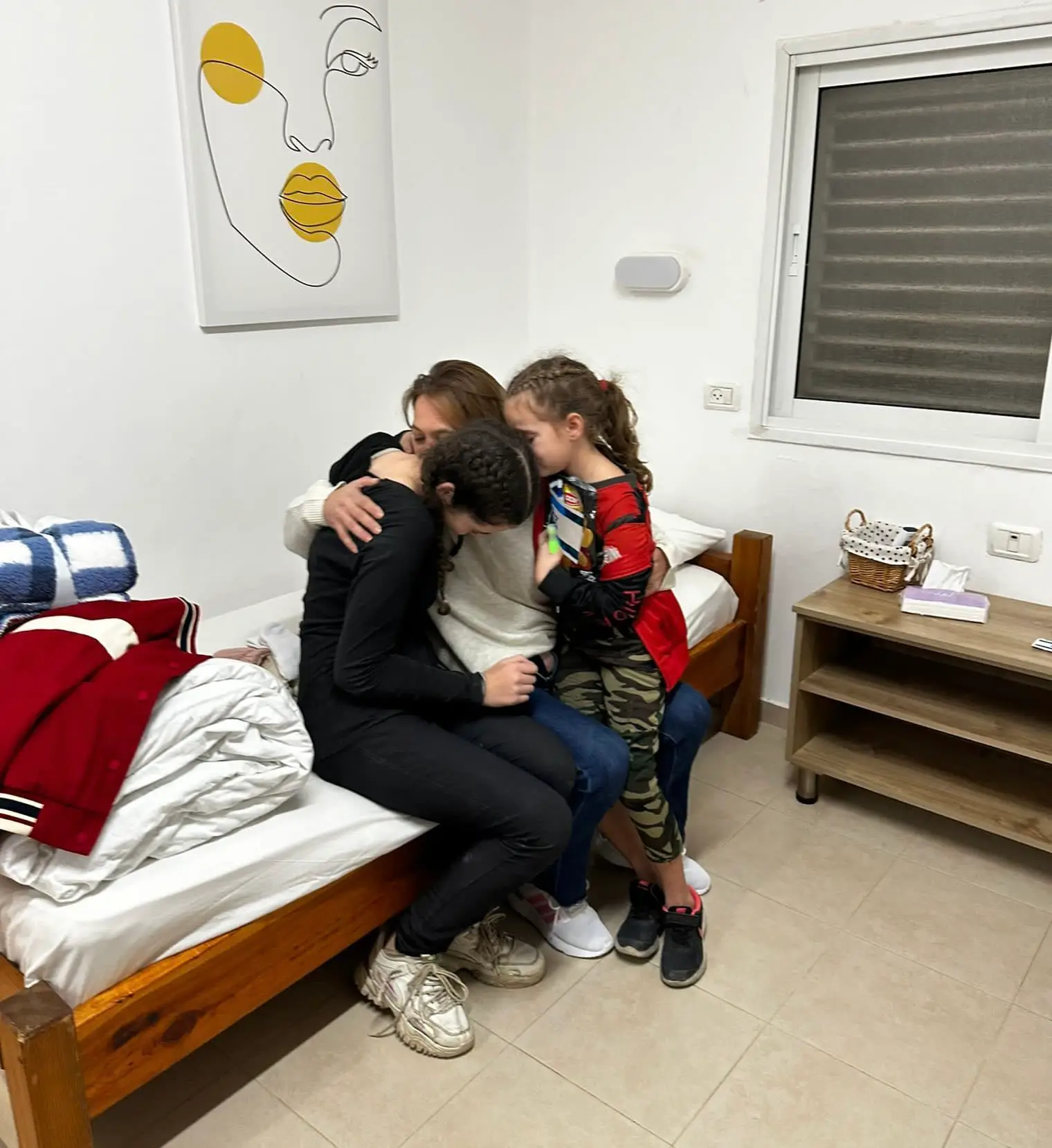 Foto patilhada por Maayan Zin, que reencontrou as filhas ao fim de 51 dias. 