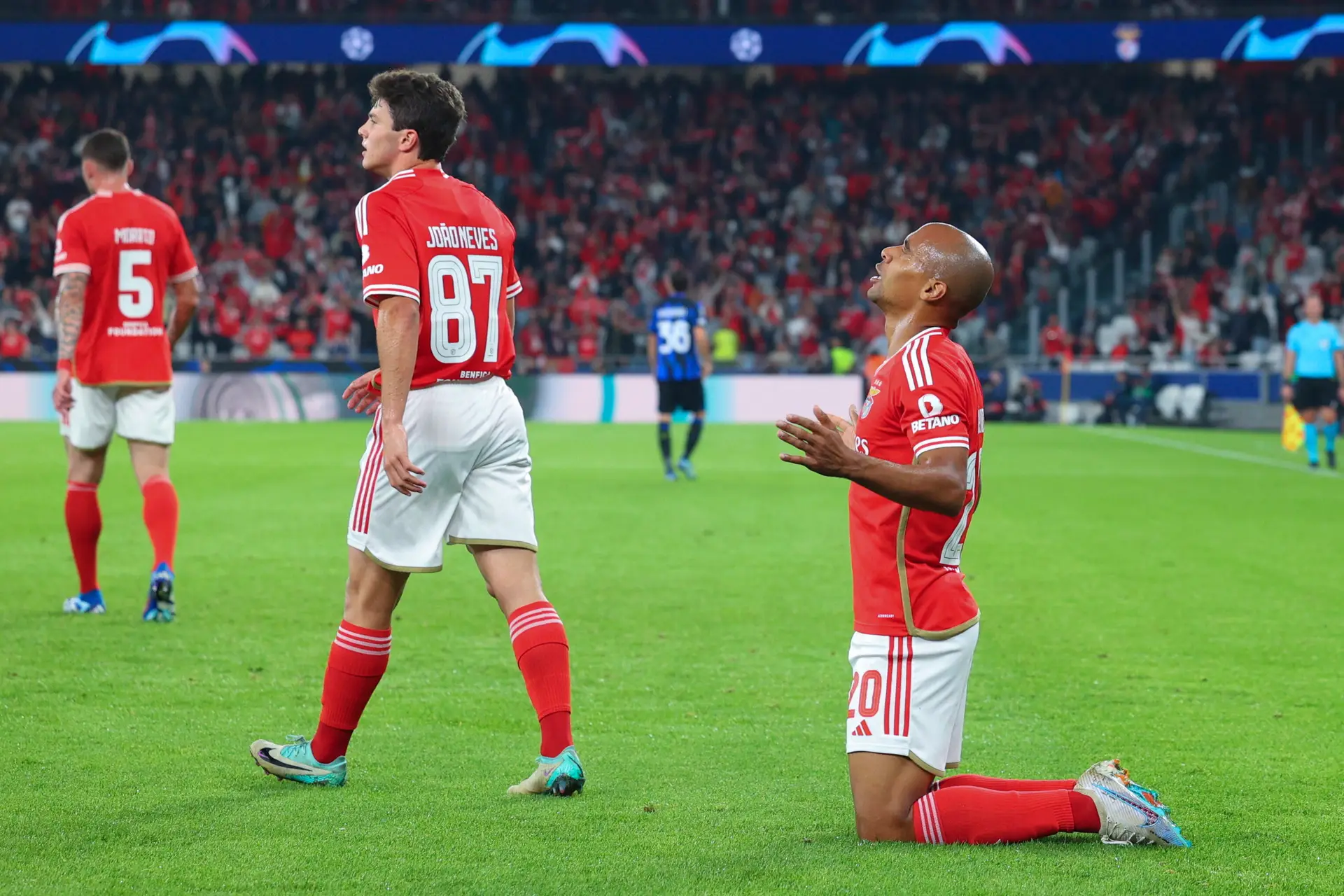 Champions: Benfica deixa-se adormecer com hat-trick de João Mário e empata com o Inter