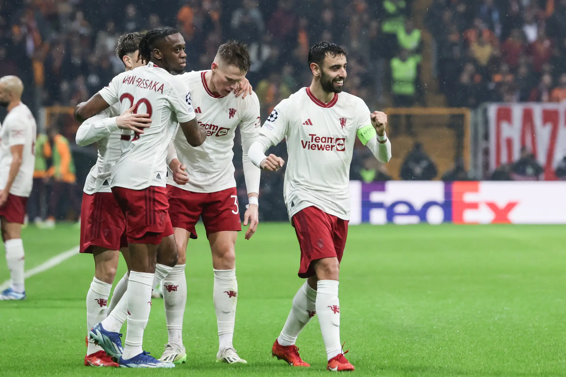 Champions: Bruno Fernandes marca e assiste, mas Manchester United está perto da eliminação