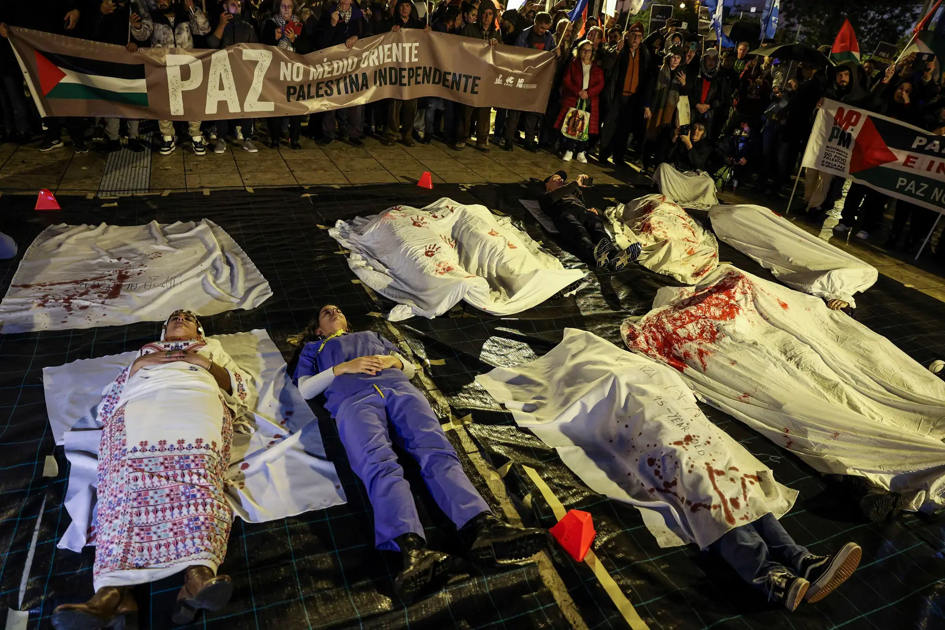 Populares participam numa ação que assinala o Dia Internacional de Solidariedade com o Povo Palestiniano, organizada pela CGTP-IN e Conselho Português para a Paz e Cooperação, Lisboa