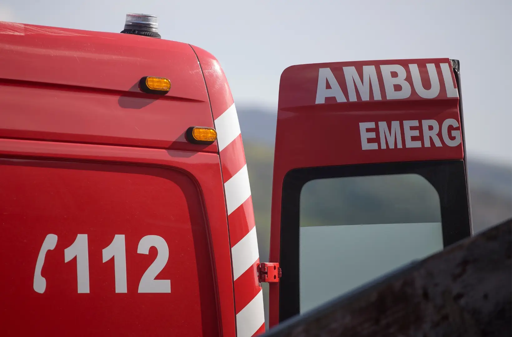 Criança hospitalizada após ficar presa em escada rolante de centro comercial
 #ÚltimasNotícias #Portugal