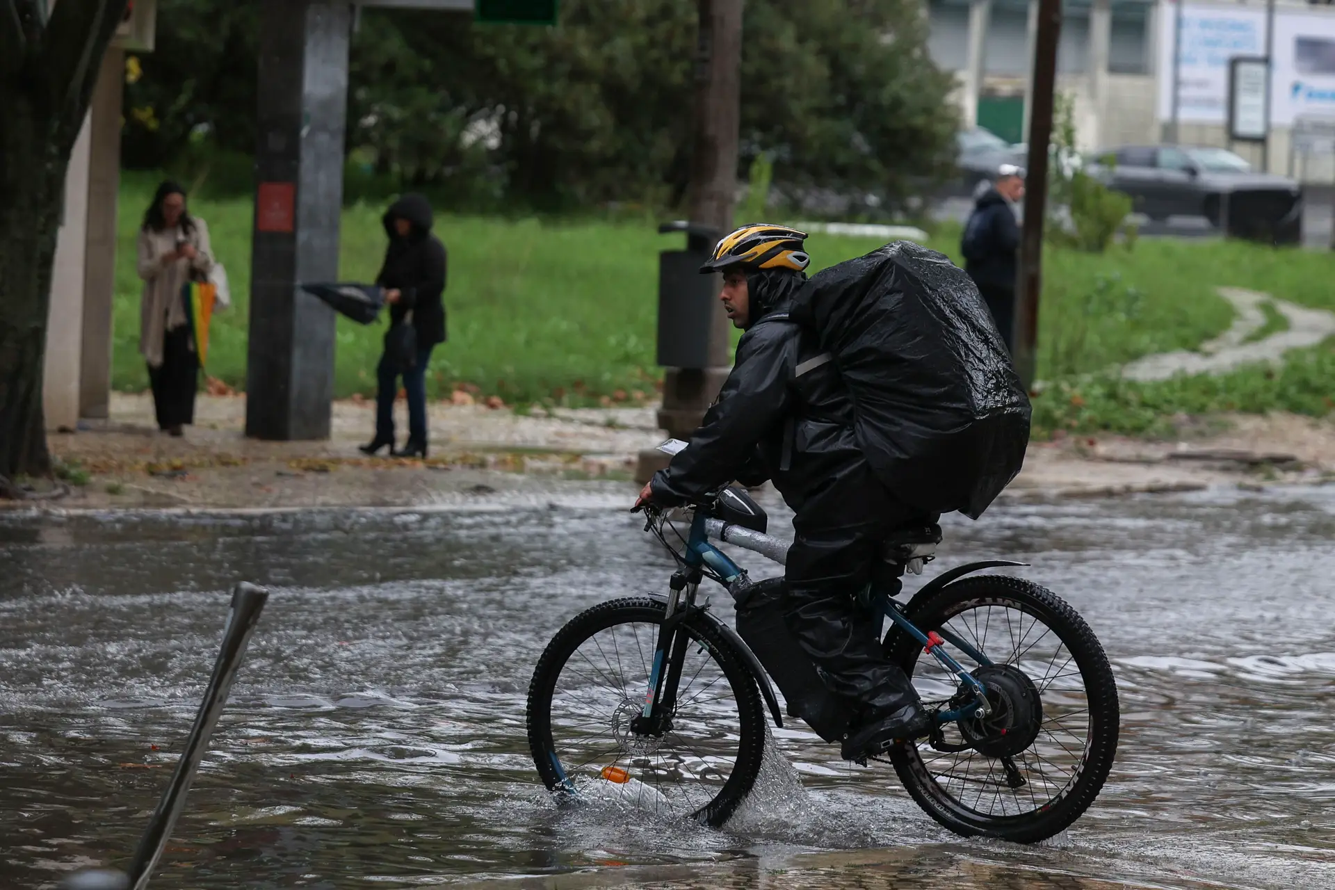 As imagens do temporal que está a atingir Portugal Continental