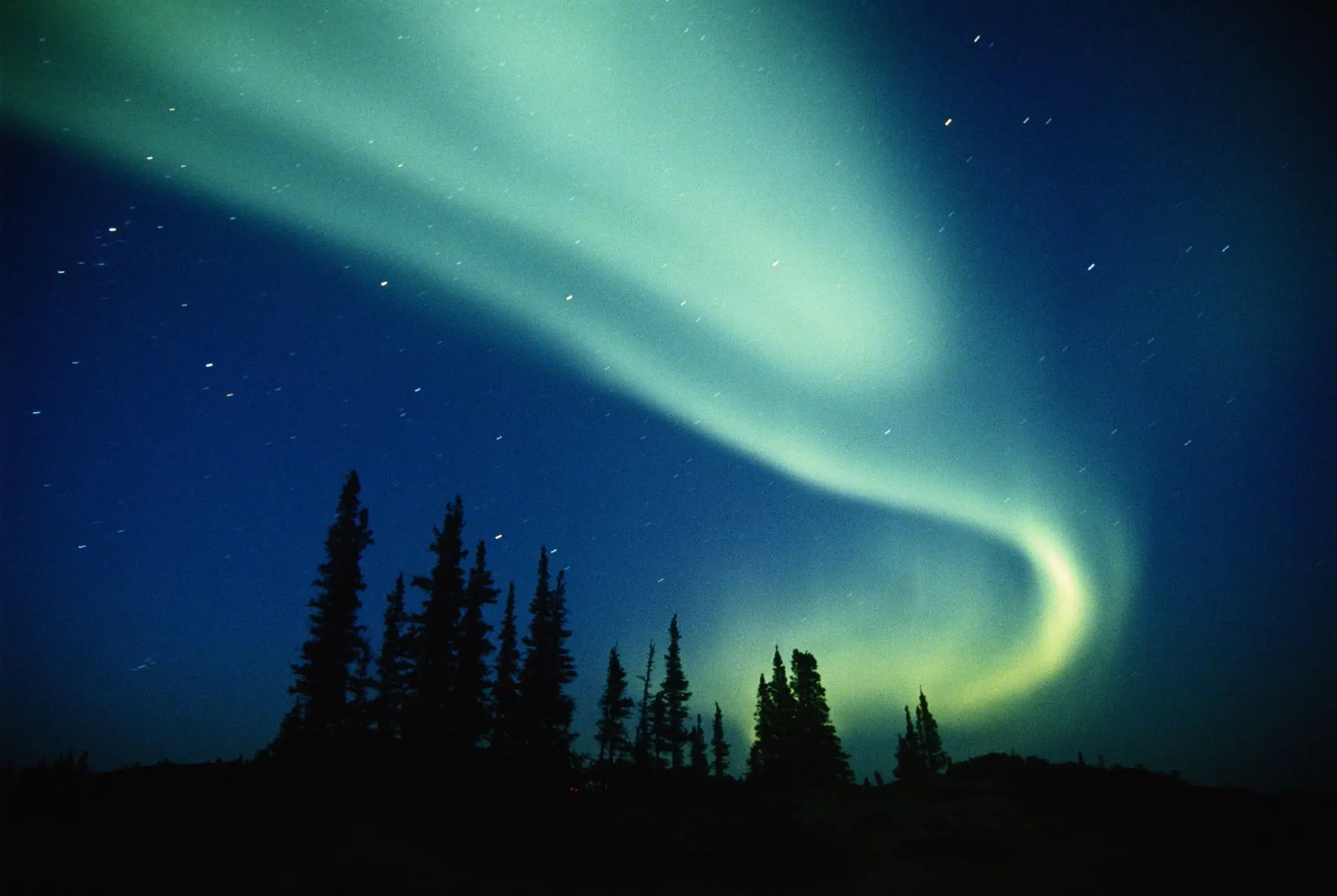 Tempestade "canibal" vai colidir com a Terra e o improvável pode acontecer - ver auroras boreais em Portugal