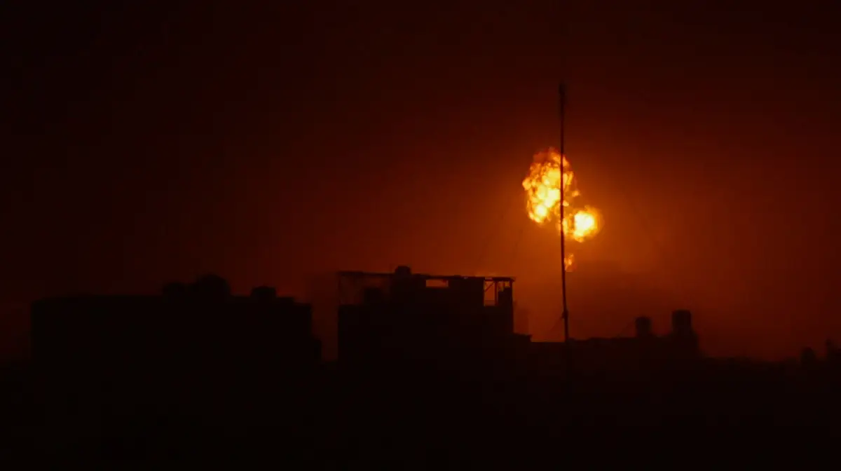 Ataques aéreos israelitas, em Khan Younis. 4 de dezembro de 2023
