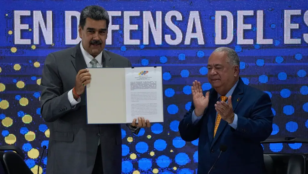 Nicolás Maduro exibe o referendo de anexação da Guiana