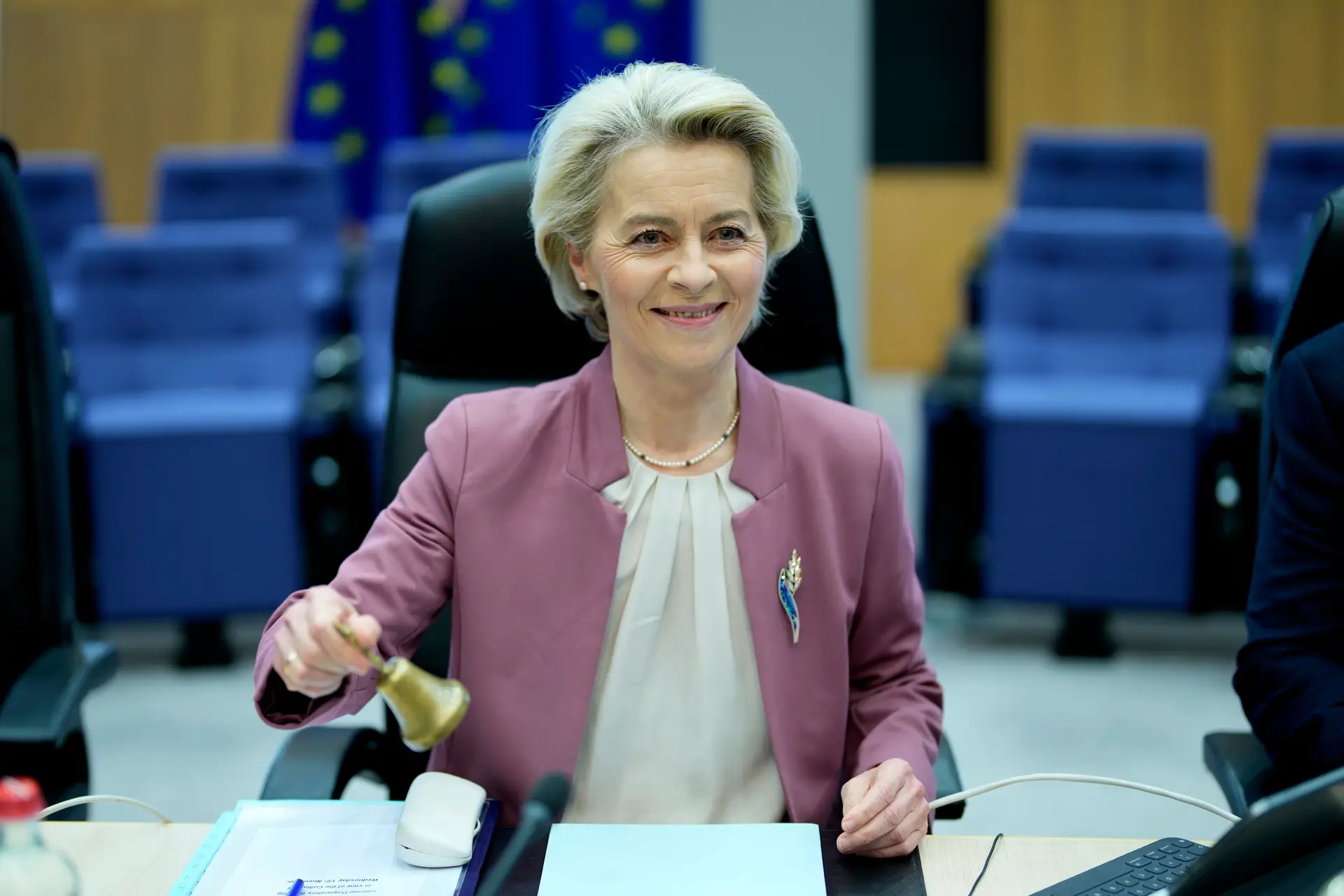 Von der Leyen pede à China que use "influência sobre a Rússia"