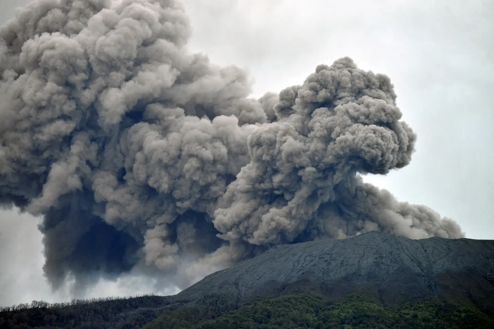 Indonésia: alerta máximo devido a possível erupção do vulcão Lewotobi Laki-Laki
