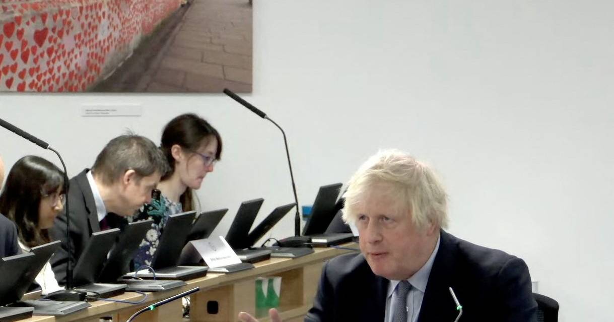 Covid-19: Boris Johnson pede desculpa e reconhece que podia ter feito "diferente"