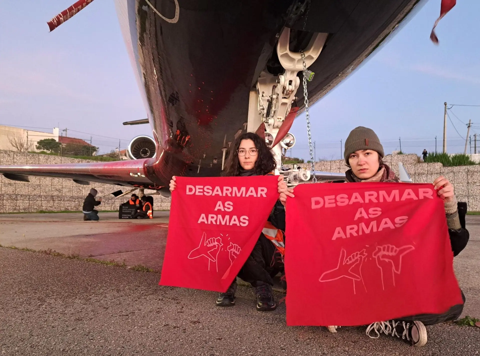 "São armas de destruição maciça": ativistas do Climáximo atacam jatos privados em Cascais