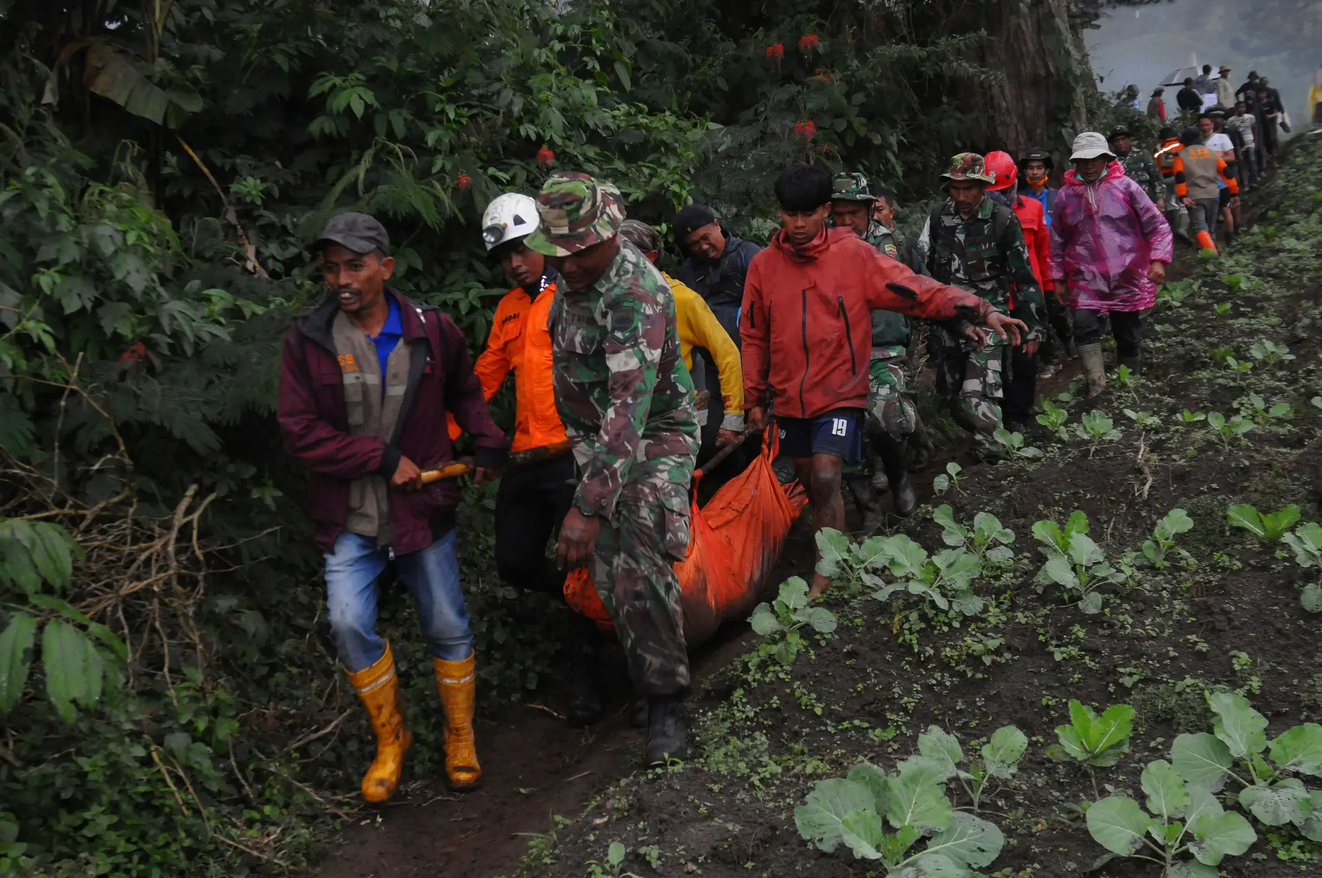 Prosseguem buscas pelo último alpinista desaparecido na Indonésia após erupção vulcânica