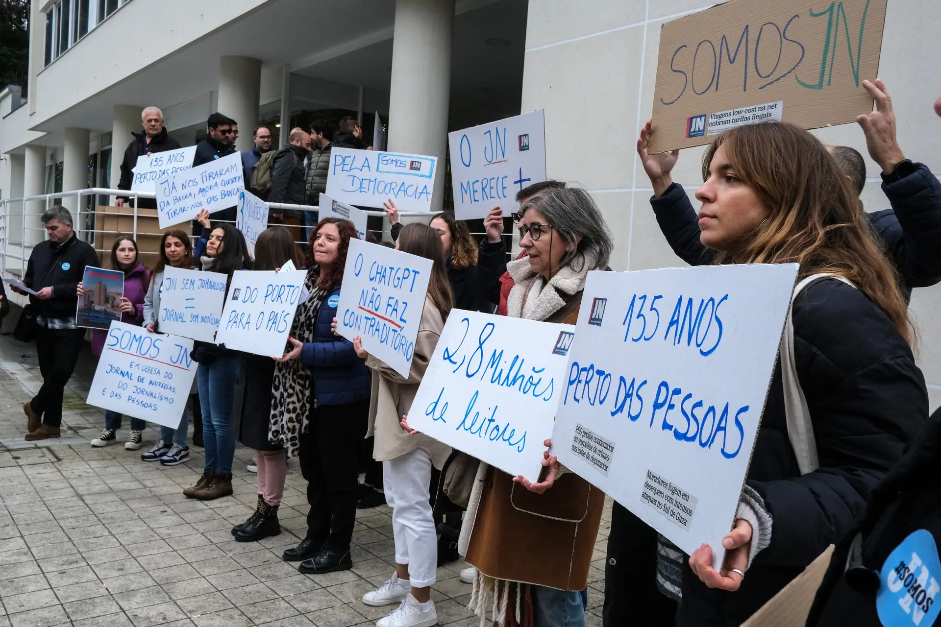 Trabalhadores do JN iniciam greve e protestam contra despedimento coletivo