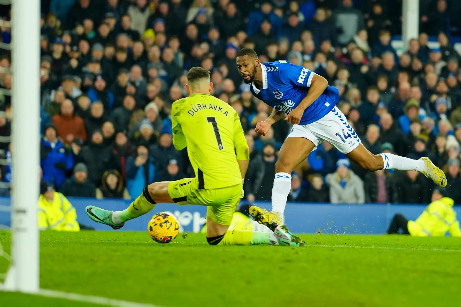 Beto estreia-se a marcar na Premier League e ajuda o Everton a sair da zona de descida