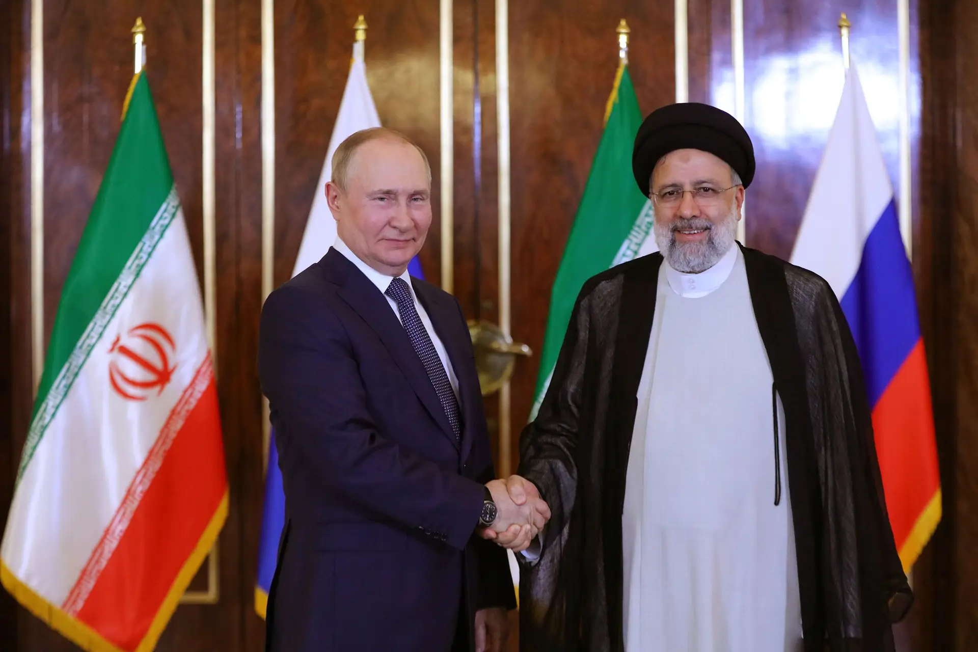 Presidente iraniano visita a Rússia para discutir cooperação entre os dois países