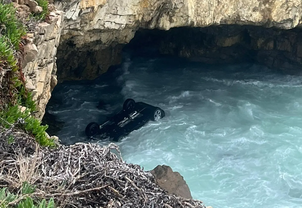Cabo Raso, Cascais: automóvel com quatro pessoas despista-se e cai ao mar