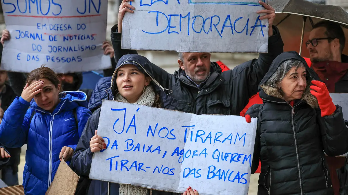 Trabalhadores do Jornal de Notícias (JN) manifestam-se frente à Câmara Municipal do Porto, onde decorre o Conselho de Ministros, no Porto, em 07 de dezembro de 2023