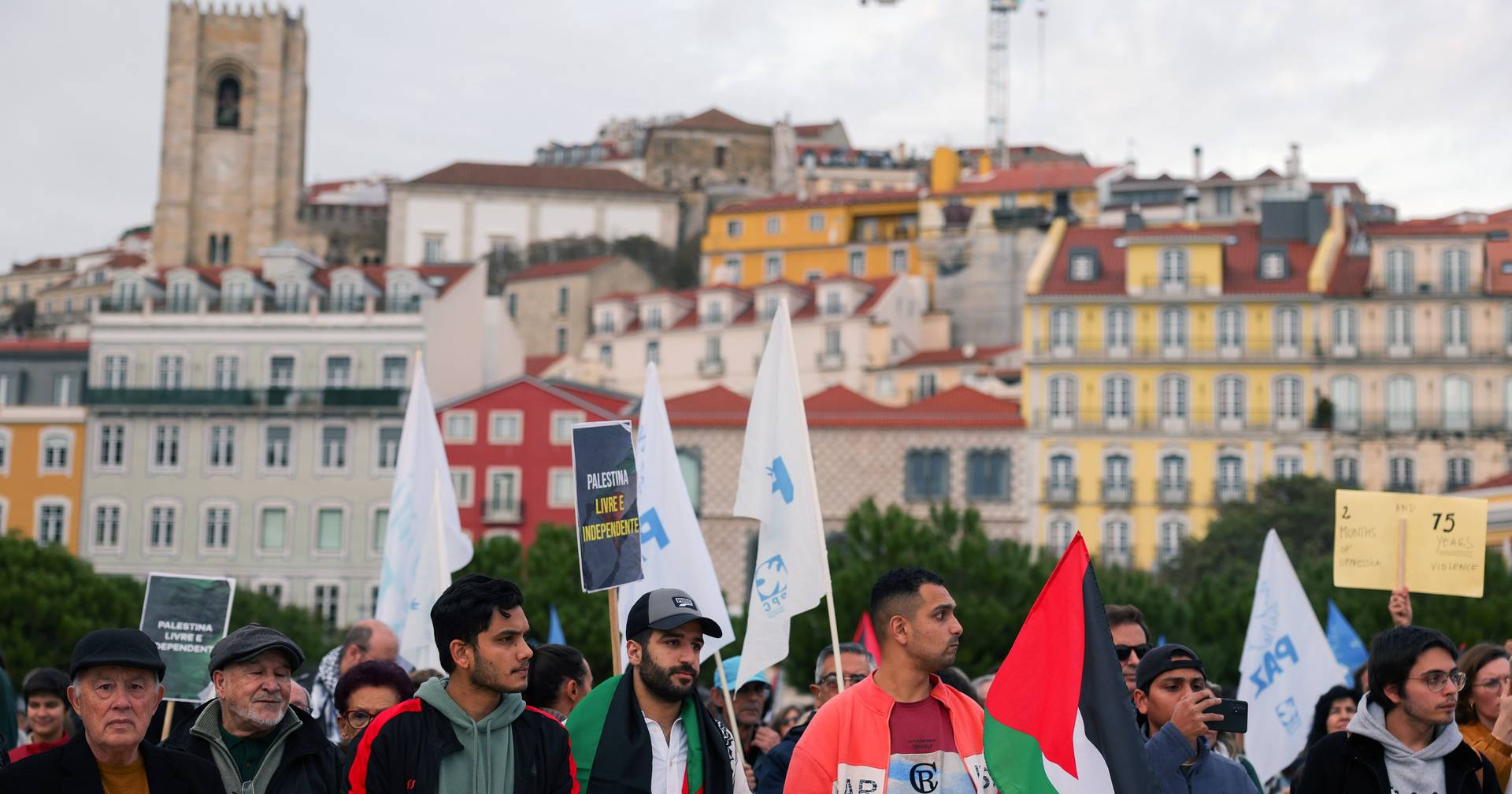 Milhares de manifestantes juntaram-se nas ruas de Lisboa numa manifestação pró-Palestina