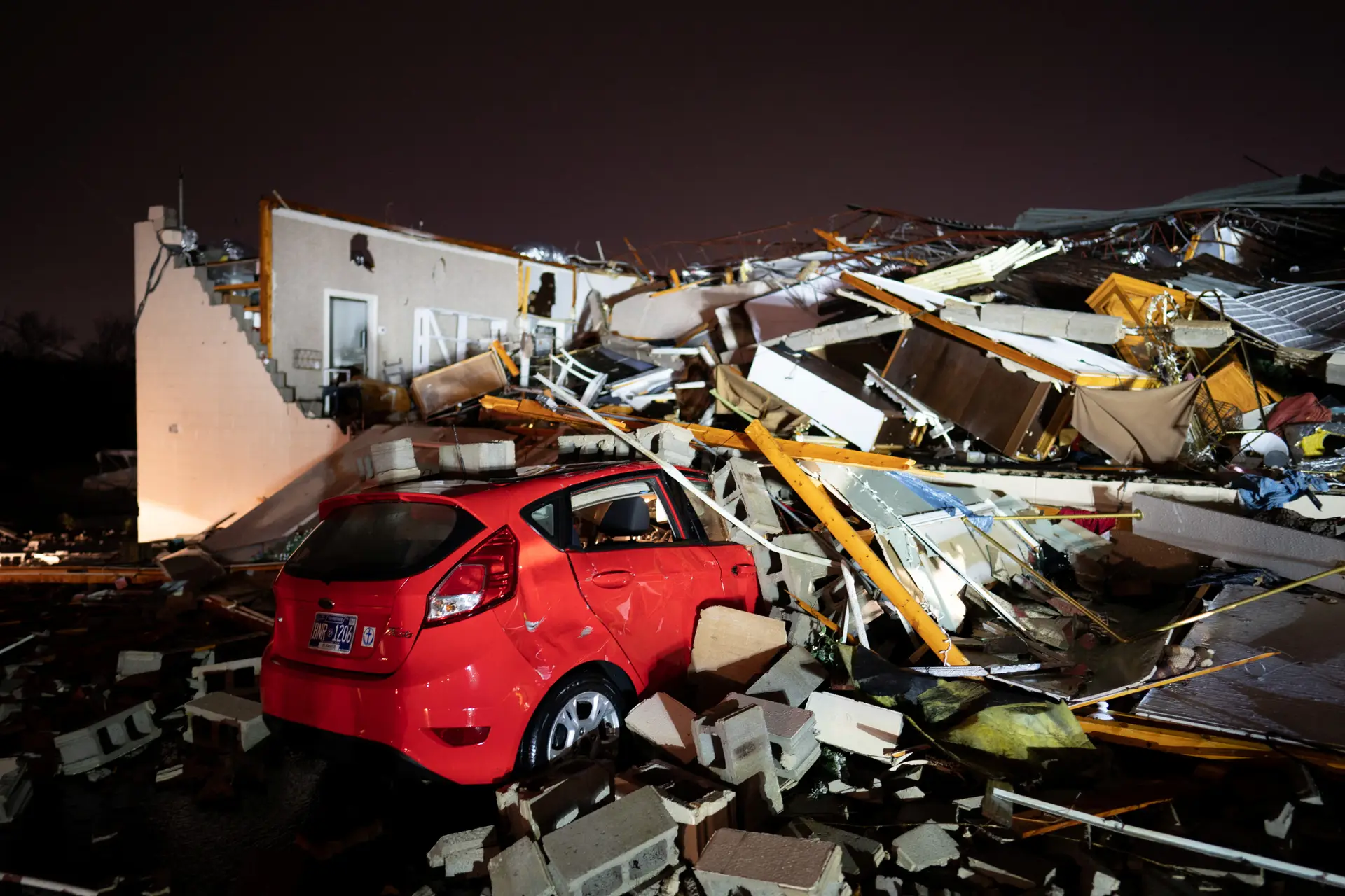  tornados fazem vários mortos e deixam rasto de destruição