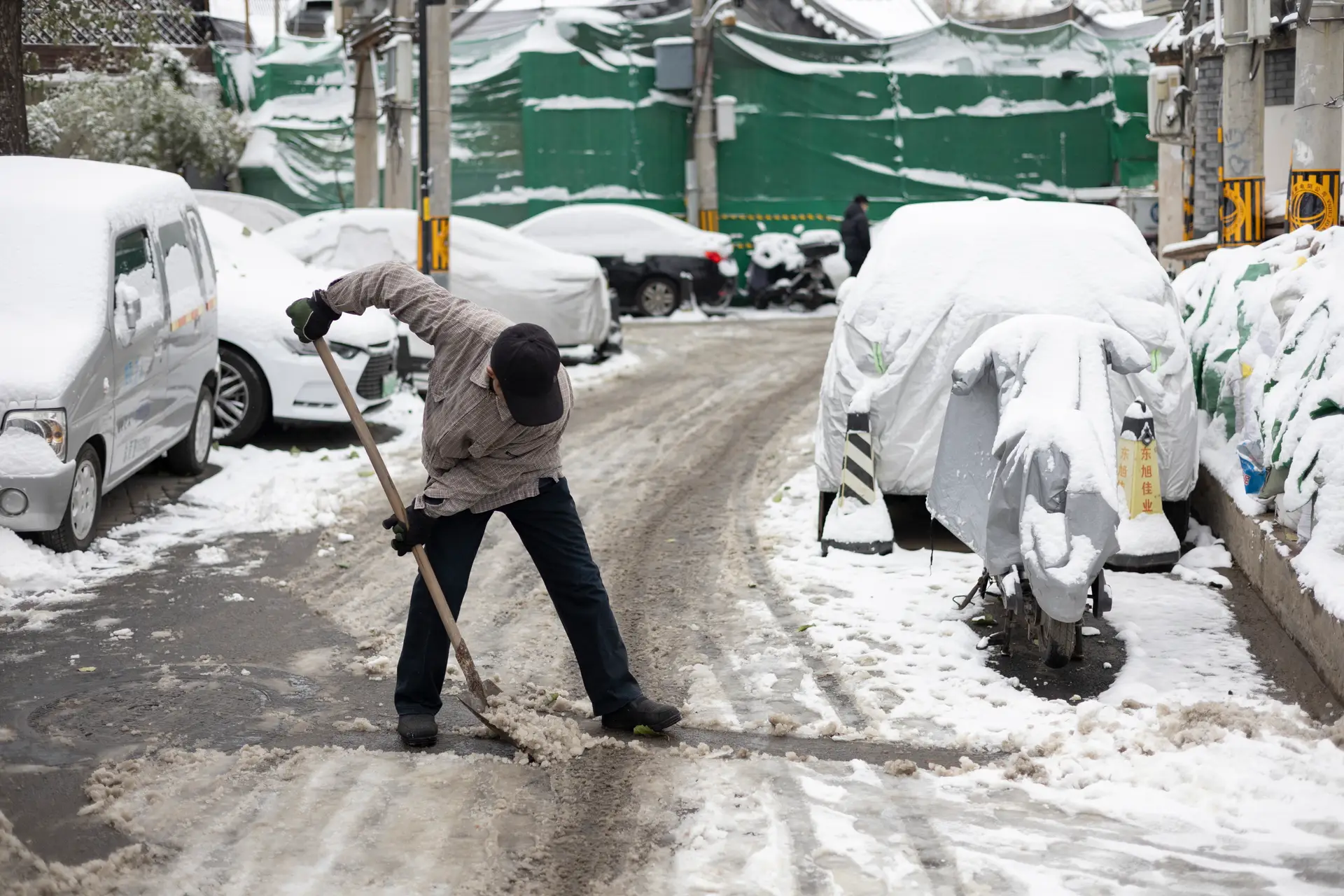 Neve na China encerra transportes e suspende aulas, prevê-se 30ºC