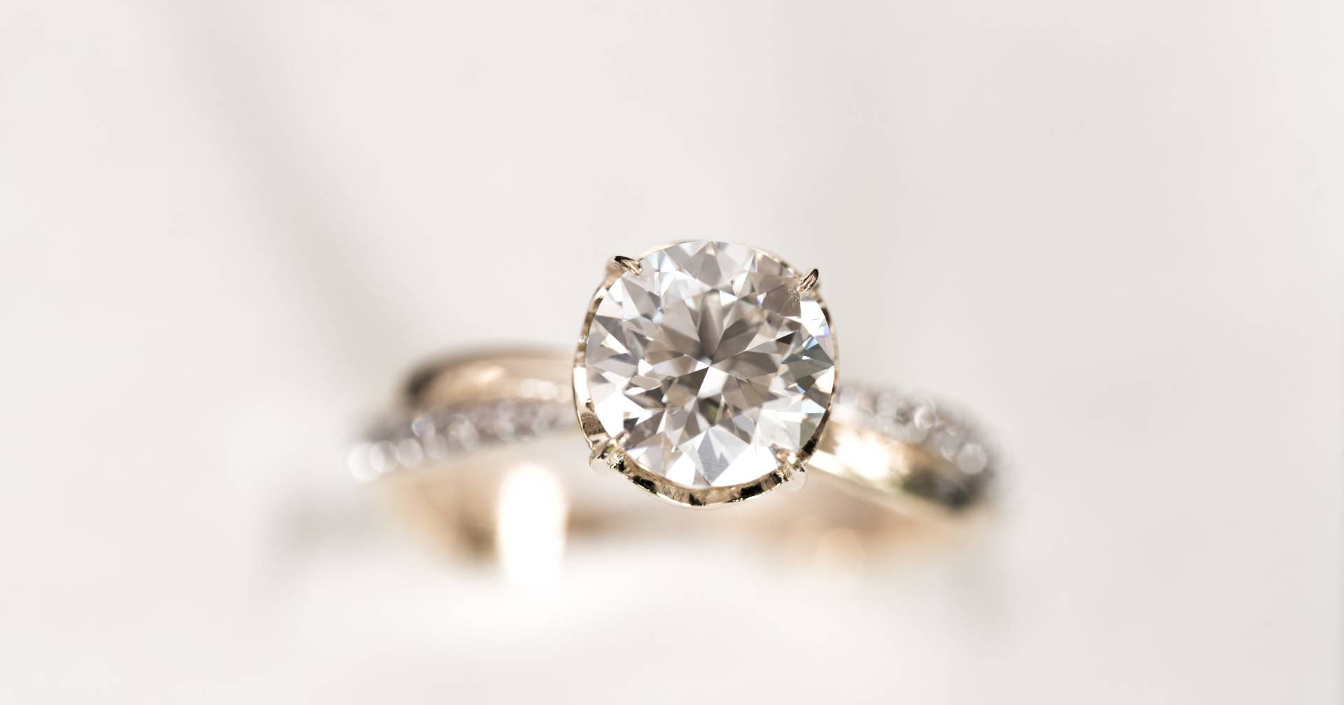 Un anillo de diamantes desaparecido de un hotel de lujo encontrado… en una aspiradora