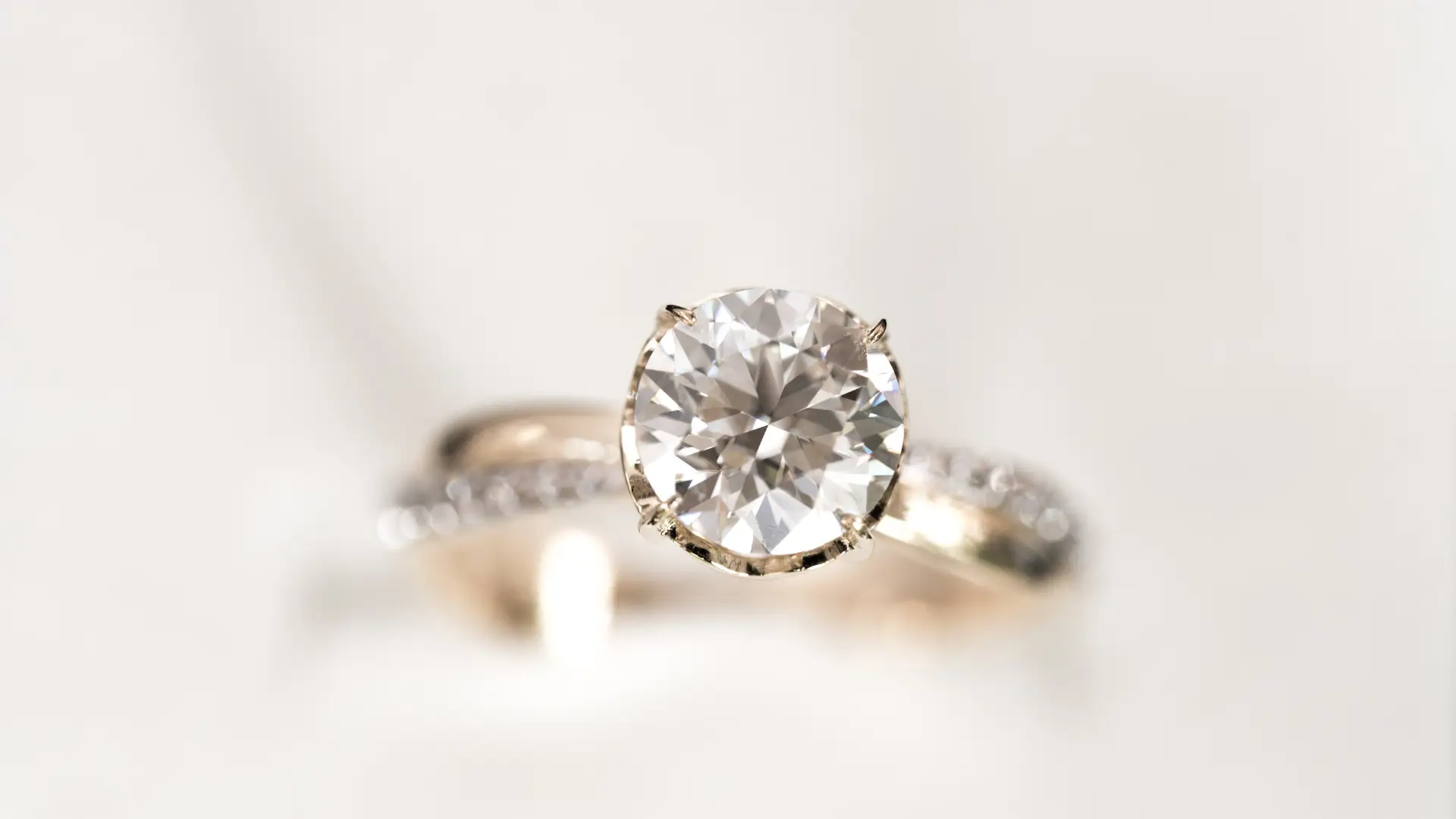 Un anillo de diamantes desaparecido de un hotel de lujo encontrado… en una aspiradora