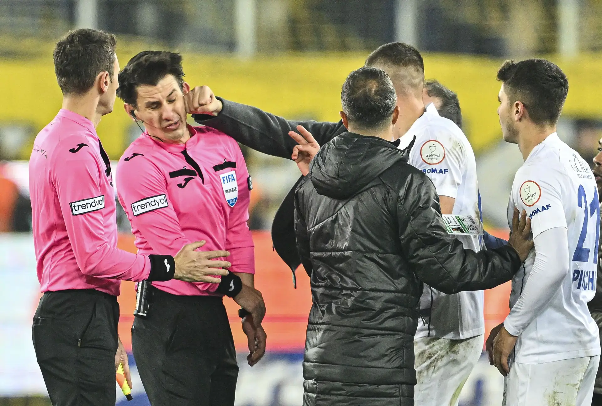 Escândalo na Turquia: campeonato de futebol suspenso após presidente de clube agredir árbitro