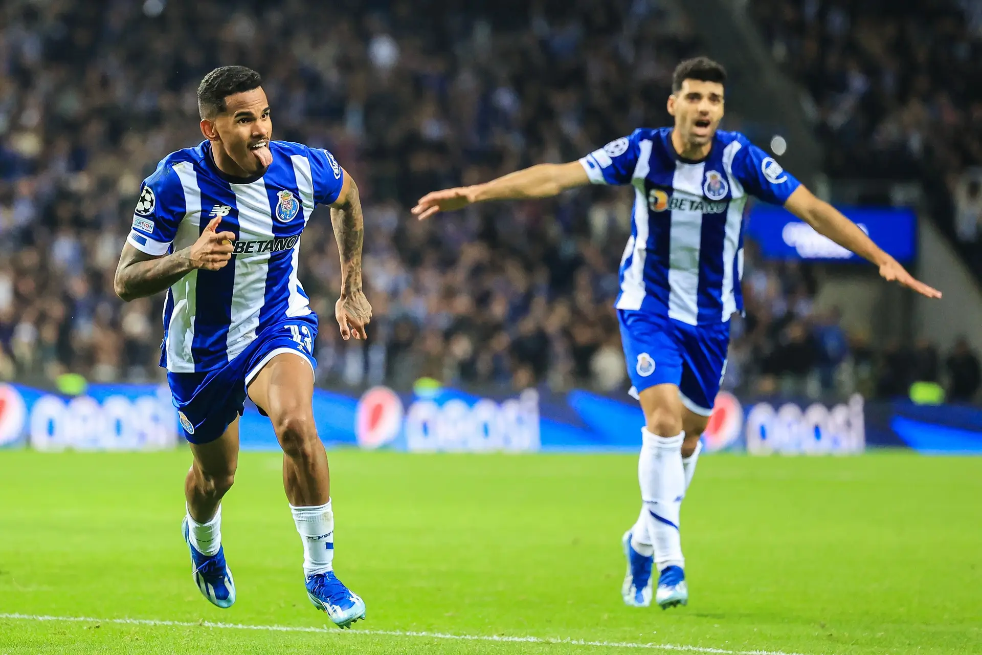 Champions: FC Porto voa para os oitavos em noite de chuva de golos no Dragão