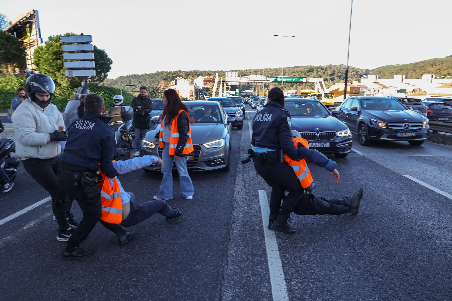 Agentes da Polícia retiram ativistas da Climáximo que bloqueiam o acesso a Lisboa pela A5 durante uma ação de protesto, em 14 de dezembro de 2023