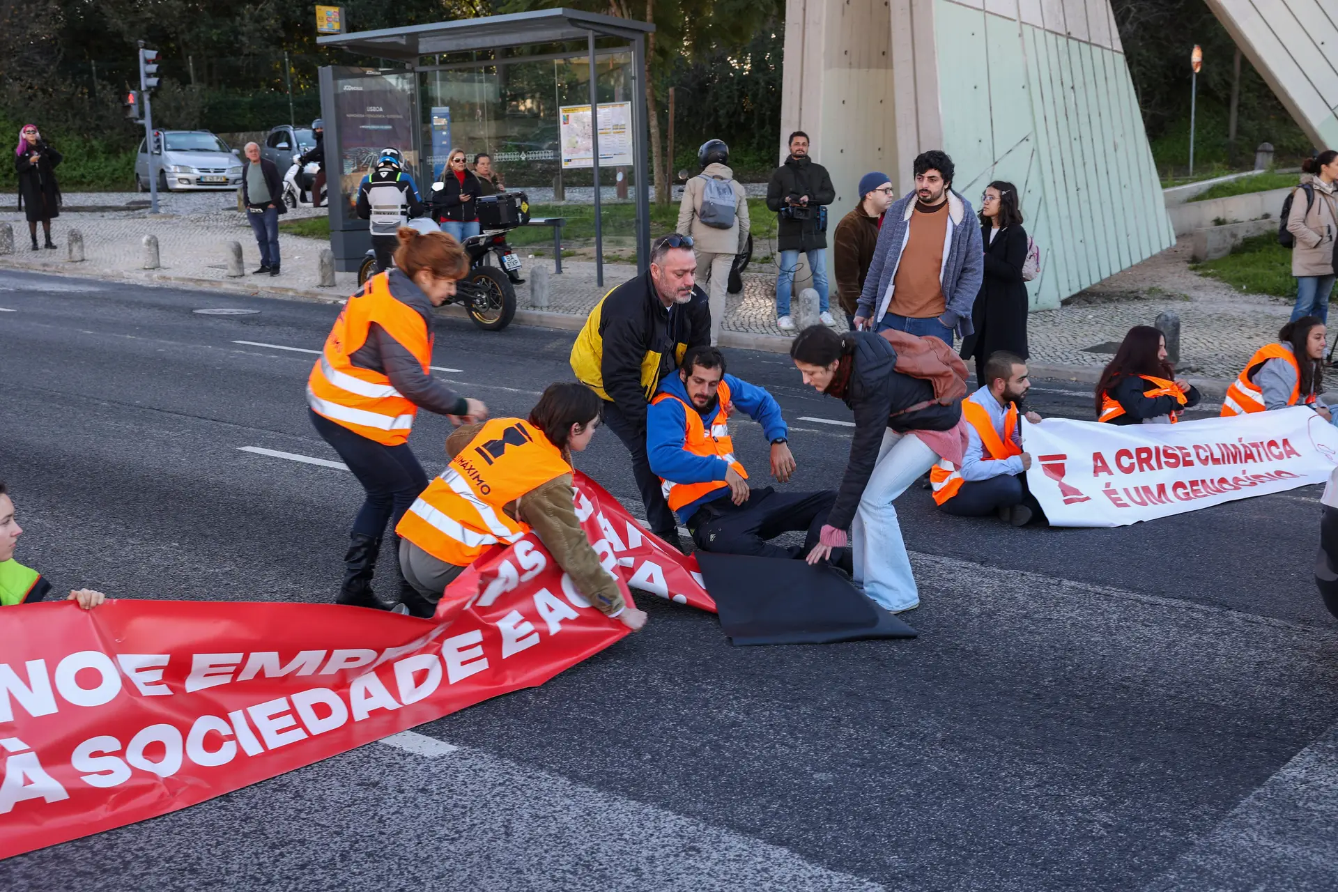 Julgamento de ativistas climáticos novamente adiado devido à greve dos funcionários judiciais