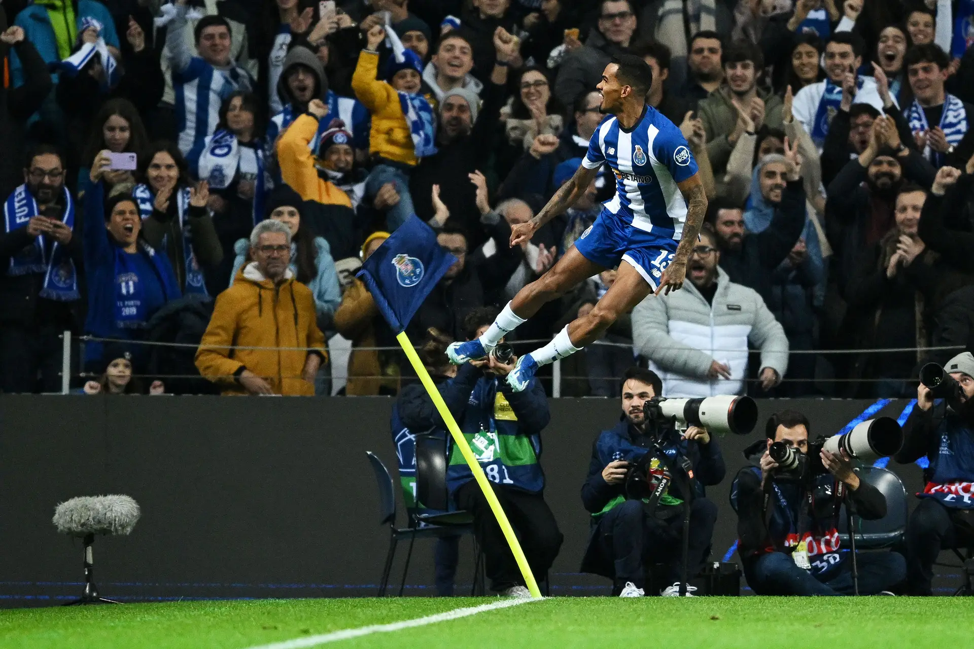 Depois dos milhões da Champions, FC Porto vende redes e bandeirolas do jogo com o Shakhtar